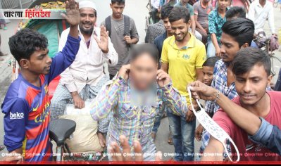 ব্যক্তিগত যানবাহনের চালকদের কান ধরে ওঠবস করাচ্ছে আন্দোলনকারী শ্রমিকরা