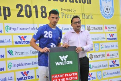 ম্যাচের সেরা খেলোয়াড়ের পুরস্কার হাতে দানিয়েল কোলিন্দ্রেস