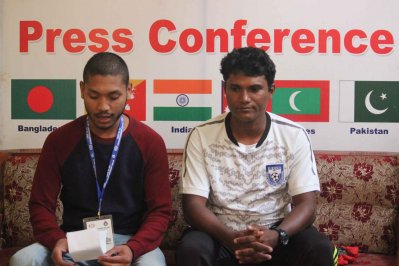 বাংলাদেশ কোচ মোস্তফা আনোয়ার পারভেজ (ডানে)