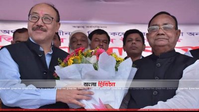 কাশীনগর ডিগ্রি কলেজের চার তলা অনার্স ভবনের ভিত্তিপ্রস্তর স্থাপন অনুষ্ঠানে রেলমন্ত্রী মুজিবুল হক ও বাংলাদেশে নিযুক্ত ভারতের হাইকমিশনার হর্ষ বর্ধন শ্রিংলা (ছবি&ndash; প্রতিনিধি)