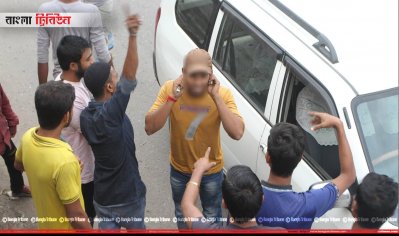 ব্যক্তিগত যানবাহনের চালকদের কান ধরে ওঠবস করাচ্ছে আন্দোলনকারী শ্রমিকরা
