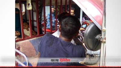 অটোরিকশা চালকের মুখে পোড়া মবিল লাগাচ্ছে আন্দোলনকারীরা