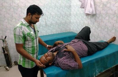 হাসপাতালে চিকিৎসাধীন স্মার্টকার্ড বহনকারী গাড়ির আহত চালক আলাউদ্দিন