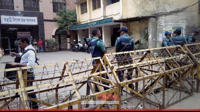 কারাগারের সামনে সতর্ক প্রহরা