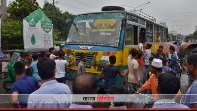 গাড়ির ওঠার অপেক্ষায় লোকজন