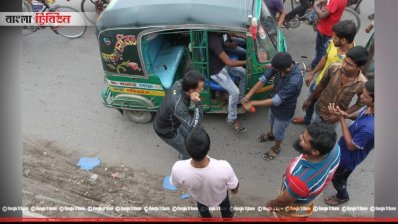 ব্যক্তিগত যানবাহনের চালকদের কান ধরে ওঠবস করায় শ্রমিকরা