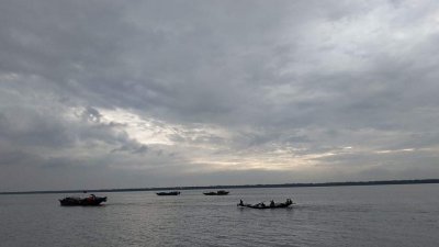 জলে জেলেদের নৌকা
