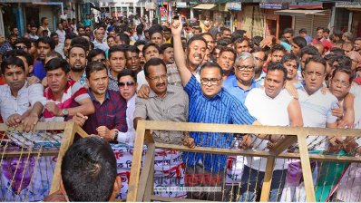 বগুড়ায় বিক্ষুব্ধ বিএনপি নেতাকর্মীদের মিছিলে বাধা দেয় পুলিশ