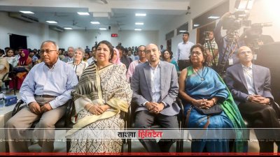জাতীয় অধ্যাপক রফিকুল ইসলাম, স্পিকার শিরীন শারমিন চৌধুরী, কাজী আনিস আহমেদ, তাহিরা হকসহ (বাম থেকে ডানে) উপস্থিতির একাংশ 