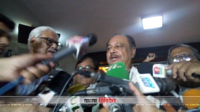 সাংবাদিকদের সঙ্গে কথা বলছেন জেএসডি&rsquo;র সভাপতি আ স ম আব্দুর রব