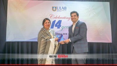 সম্মাননা ক্রেস্ট তুলে দেন ইউল্যাবের বোর্ড অব ট্রাস্টির সদস্য এবং বাংলাদেশ ক্রিকেট বোর্ডের পরিচালক কাজী ইনাম আহমেদ  