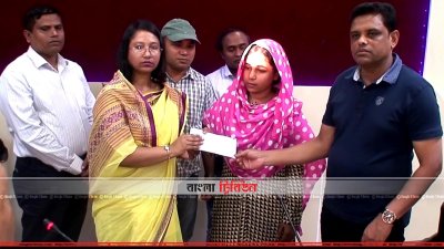 সড়ক দুর্ঘটনায় হতাহতদের পরিবারের হাতে আর্থিক সহায়তা তুলে দিচ্ছেন জেলা প্রশাসক