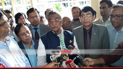 সাংবাদিকদের সঙ্গে কথা বলছেন খন্দকার মোশাররফ হোসেন (ছবি&ndash; প্রতিনিধি)