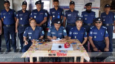পুলিশের সংবাদ সম্মেলন (ছবি&ndash; প্রতিনিধি)