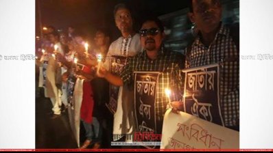 মোমবাতি হাতে যুব ঐক্যপ্রক্রিয়ার নেতাকর্মীদের অবস্থান