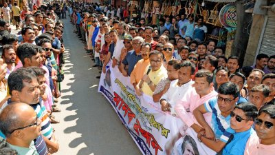 খালেদা জিয়াকে সাজা দেওয়ার প্রতিবাদে বগুড়ায় বিএনপির মানববন্ধন