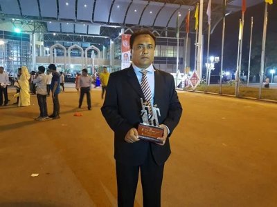 &lsquo;জাতীয় যুব পুরস্কার ২০১৮&rsquo; -এর ক্রেস্ট হাতে রফিক-উল-হক সুমন