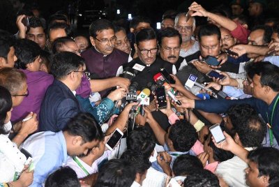 সংলাপের পর সাংবাদিকরে ব্রিফ করছেন ওবায়দুল কাদের (ছবি: ফোকাস বাংলা)