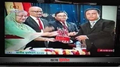 রফিক-উল-হাসান সুমন এ বছর জাতীয় পর্যায়ে সফল আত্মকর্মী হিসেবে প্রধানমন্ত্রী শেখ হাসিনার কাছ থেকে &lsquo;জাতীয় যুব পুরস্কার ২০১৮&rsquo; গ্রহণ করছেন