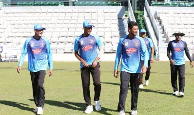 সতীর্থদের সঙ্গে অনুশীলন মাঠে মাহমুদউল্লাহ