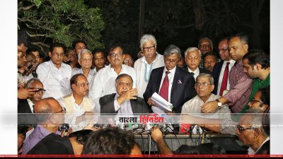 ড. কামাল এর বাসভবন এর সামনে
