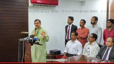 বক্তব্য রাখছেন মান্না