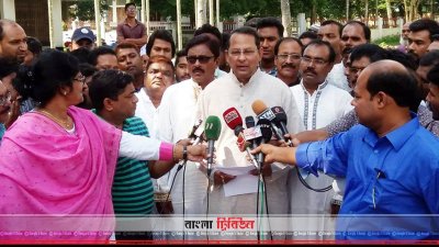 সাংবাদিকদের সঙ্গে কথা বলেন হাসানুল হক ইনু