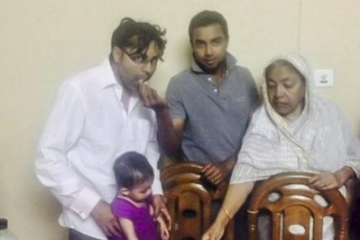 বড় ভাইকে মিষ্টি খাওয়াচ্ছেন রাহী, পাশে তার মা