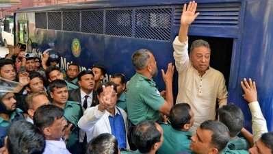 কারাগারে নেওয়ার সময় পুলিশ ভ্যানে বিএনপি নেতা আমির খসরু মাহমুদ চৌধুরী। (ছবি: ইন্টারনেট থেকে)