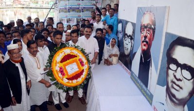জেল হত্যা দিবস উপলক্ষে শ্রদ্ধা জানাচ্ছেন বরিশাল আওয়ামী লীগের নেতারা