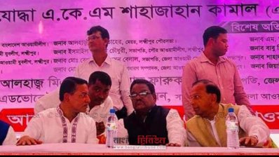 আলোচনা সভায় অন্যান্যের মধ্যে এ কে এম শাহজাহান কামাল (ছবি&ndash; প্রতিনিধি)