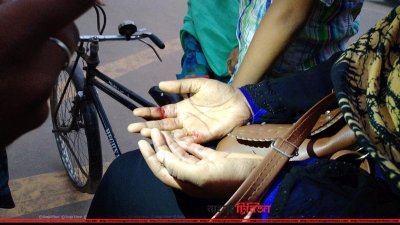 স্বামীর নির্যাতনের শিকার ভুক্তভোগী নারী থানায় এসেছেন অভিযোগ জানাতে
