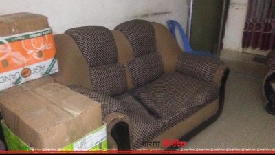থানার ভেতরে রাখা সোফা