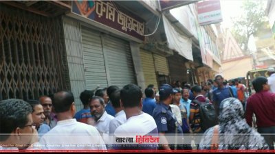 সিঁদ কাটা জুয়েলার্সের পাশে পুলিশ ও স্থানীয়দের ভিড়