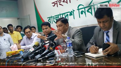 সংবাদ সম্মেলনে বক্তব্য রাখছেন কমিশনার ব্রিগেডিয়ার জেনারেল (অব.) শাহাদত হোসেন চৌধুরী 
