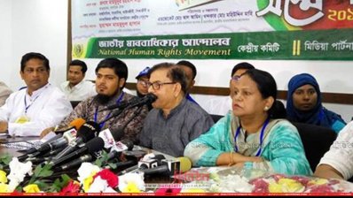 বক্তব্য রাখছেন মান্না