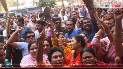 ব্যারিস্টার মইনুল হোসেনকে রংপুরের আদালত চত্বরে নিয়ে আসা হলে ঝাড়ু ও জুতা দেখায় আওয়ামী লীগ ও অঙ্গ সংগঠনের নেতা-কর্মীরা।