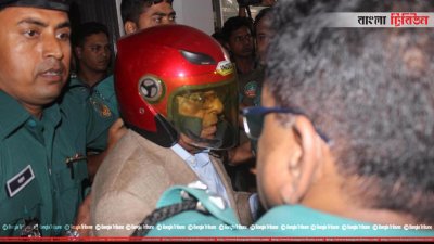 রংপুরে ব্যারিস্টার মইনুল হোসেনকে হেলমেট পরিয়ে আদালতে নেওয়া হয়