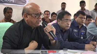  কিশোরগঞ্জে শহীদ সৈয়দ নজরুল ইসলাম মেডিক্যাল কলেজ হাসপাতালে জেল হত্যা দিবসের আলোচনা সভায় বক্তব্য রাখছেন ছোট ভাই অবসরপ্রাপ্ত মেজর জেনারেল সৈয়দ শাফায়াত ইসলাম