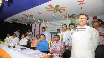 রাজশাহীর চারঘাট উপজেলায় বড়াল নদীর উপর নির্মাণাধীন সেতুর ভিত্তিপ্রস্তর স্থাপন উপলক্ষে এক অনুষ্ঠানে বক্তৃতা করছেন পররাষ্ট্র প্রতিমন্ত্রী শাহরিয়ার আলম