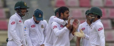 মিরাজ-তাইজুলের ঘূর্ণিতে বিপদে জিম্বাবুয়ে