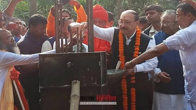 সাতক্ষীরার দেবহাটায় রামনাথপুর শ্রী শ্রী প্রণব মঠের নতুন ভবনের ভিত্তিপ্রস্তর স্থাপন করছেন ভারতীয় হাই কমিশনার হর্ষবর্ধন শ্রিংলা