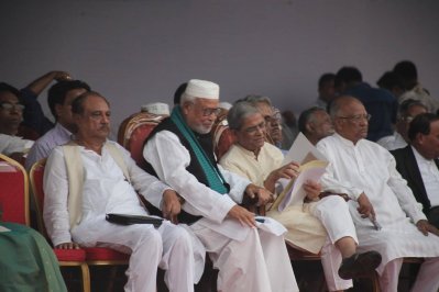 জাতীয় ঐক্যফ্রন্টের সমাবেশ মঞ্চে কাদের সিদ্দিকীসহ কেন্দ্রীয় নেতারা (ছবি: নাসিরুল ইসলাম)