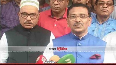 সাংবাদিকদের প্রশ্নের জবাব দিচ্ছেন মাহবুবউল আলম হানিফ