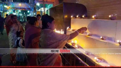 বান্দবানে  শ্রী শ্রী শ্যামা পূজায় প্রদীপ প্রজ্জলন করছে সনাতন ধর্মাবলম্বীরা 