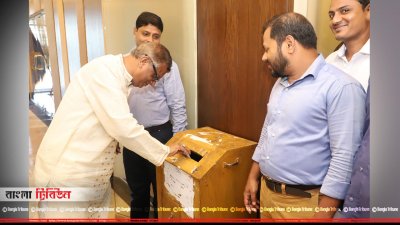 প্যানেল মেয়র নির্বাচিত করার জন্য ভোট দিচ্ছেন মেয়র আরিফ