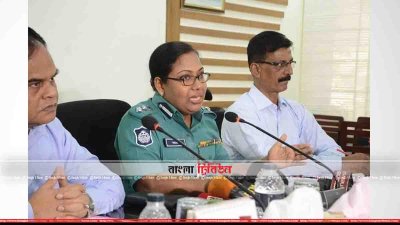 সিএমপির অতিরিক্ত পুলিশ কমিশনার (অপরাধ ও অভিযান) আমেনা বেগম সংবাদ সম্মেলন করছেন