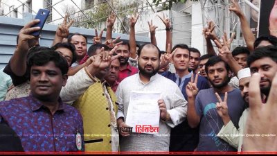 মনোনয়নপত্র হাতে ব্যবসায়ী এম ইসফাক আহসান (ছবি&ndash; প্রতিনিধি)