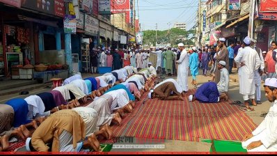 ব্রাহ্মণবাড়িয়ায় সড়কে নামাজ আদায় করেন কওমী শিক্ষার্থীরা