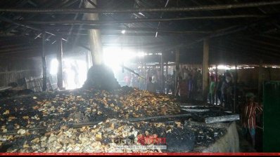 আগুনে পুড়ে ছাই হয়েছে বেকারি